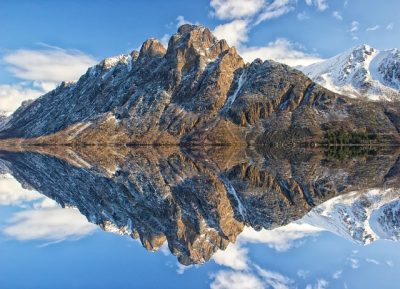 Reflektion eines Berges im Wasser